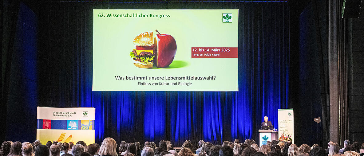 Zuschauer schauen auf eine Präsentation zum 62 Wissenschaftlichen Kongress der DGE 