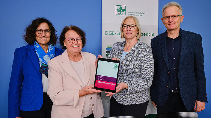 Gruppenbild mit Dr. Kiran Virmani, Prof. Ulrike Arens-Azevêd, Eva Bell und Prof. Dr. Bernhard Watzl 