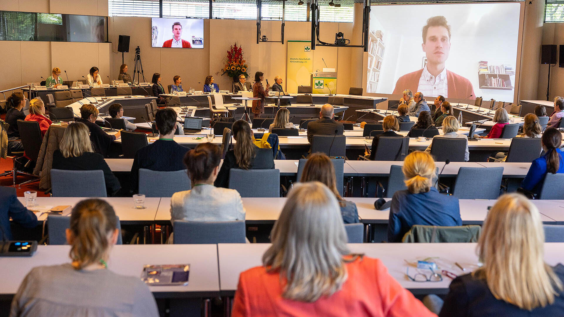 Live-Schaltung per Videokonferenz, auf dem Beamer dazugeschaltet der Preisträger Jakob Simmank