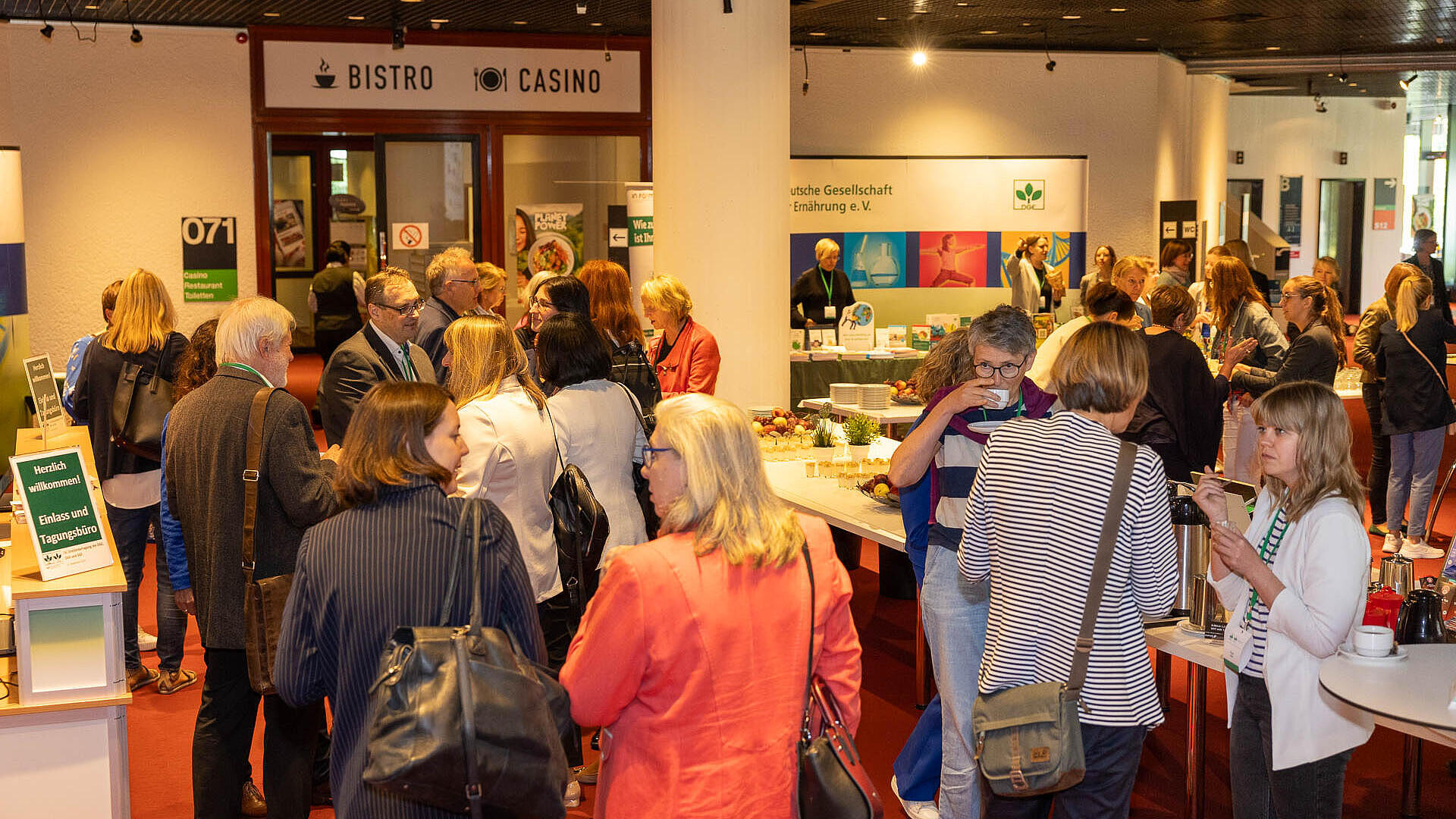 Viele Menschen im Foyer des Wissenschaftszentrum unterhalten sich und trinken Kaffee