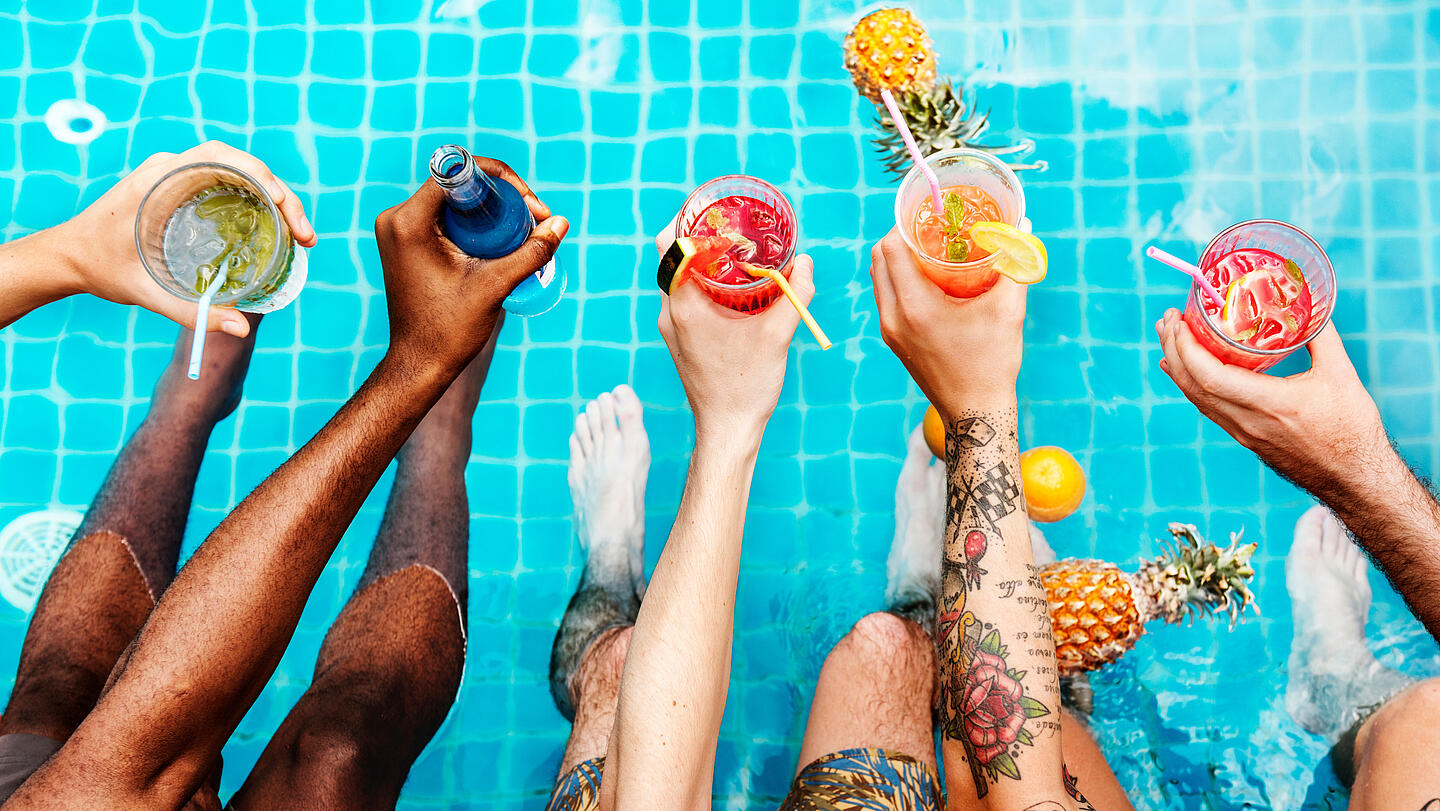 Cocktail Am Pool Am besten null Promille – neues DGE-Positionspapier zu Alkohol | DGE